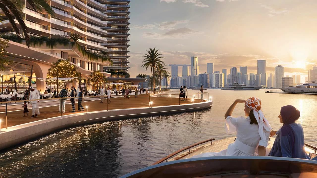 The waterfront promenade at Marsa Al Saadiyat